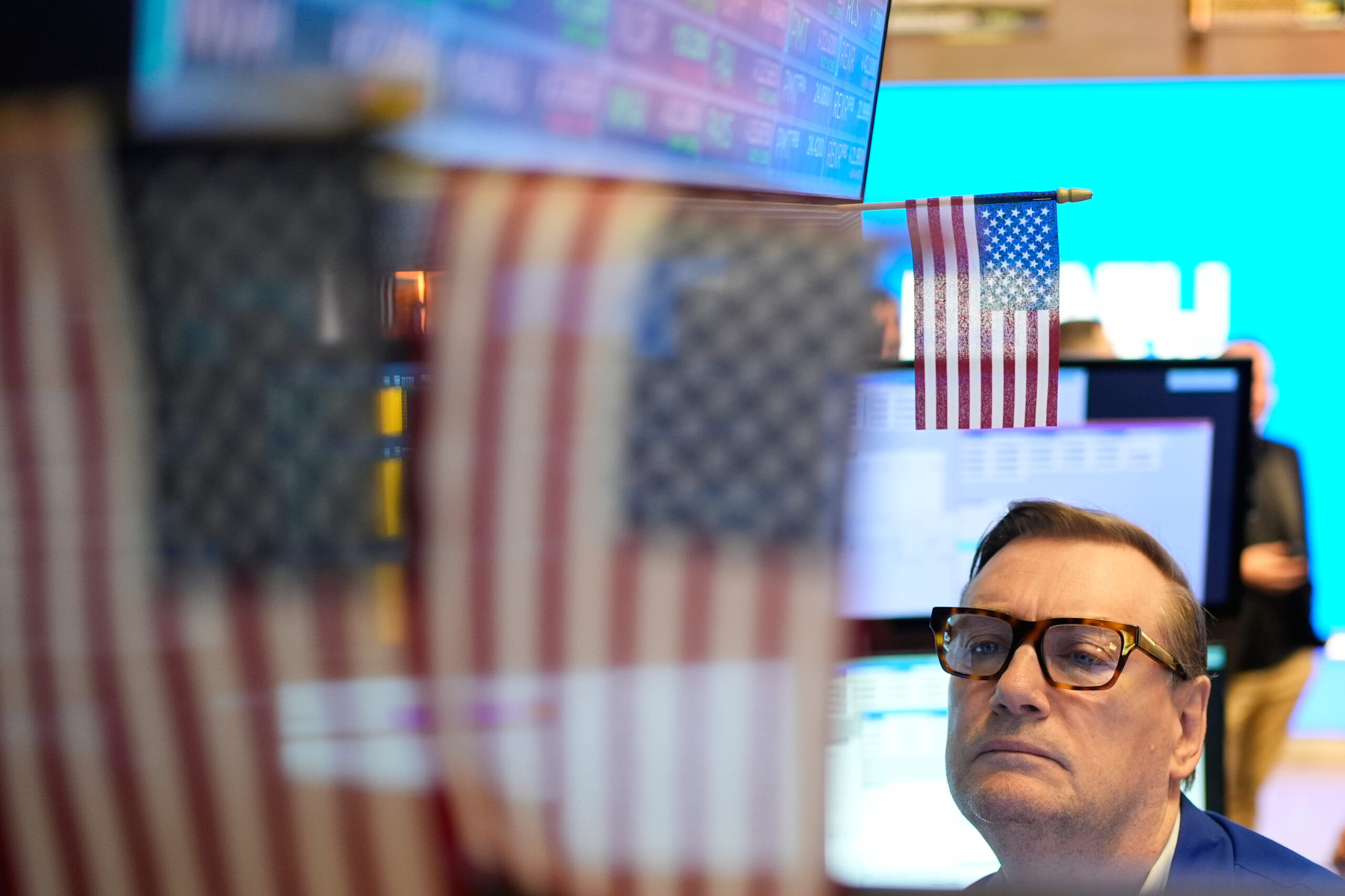 Wall Street dips as more earnings are reported ahead of SCOTUS hearing on Trump’s tariffs