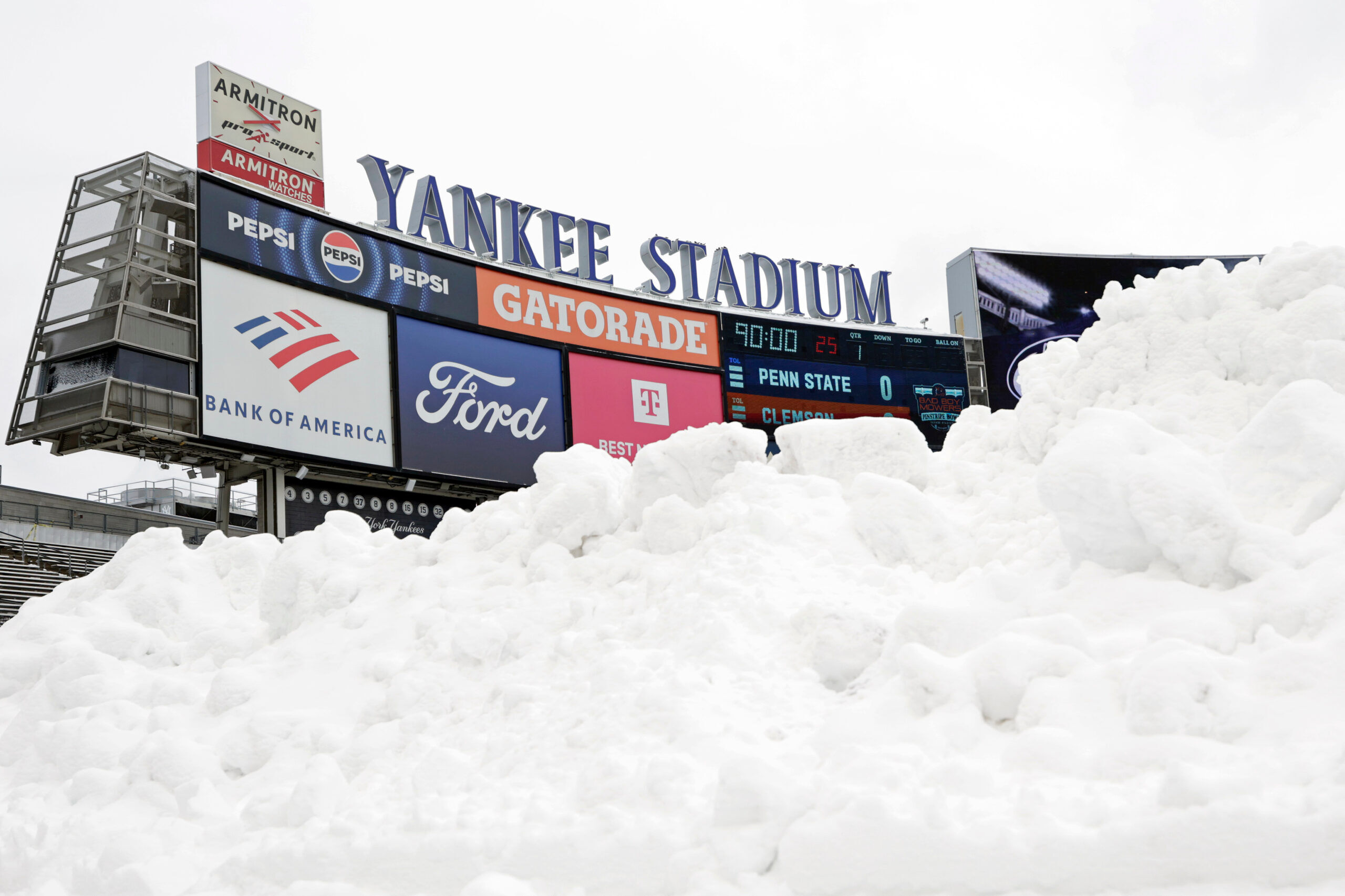 Winter storm snarls U.S. holiday travel across Northeast, Great Lakes