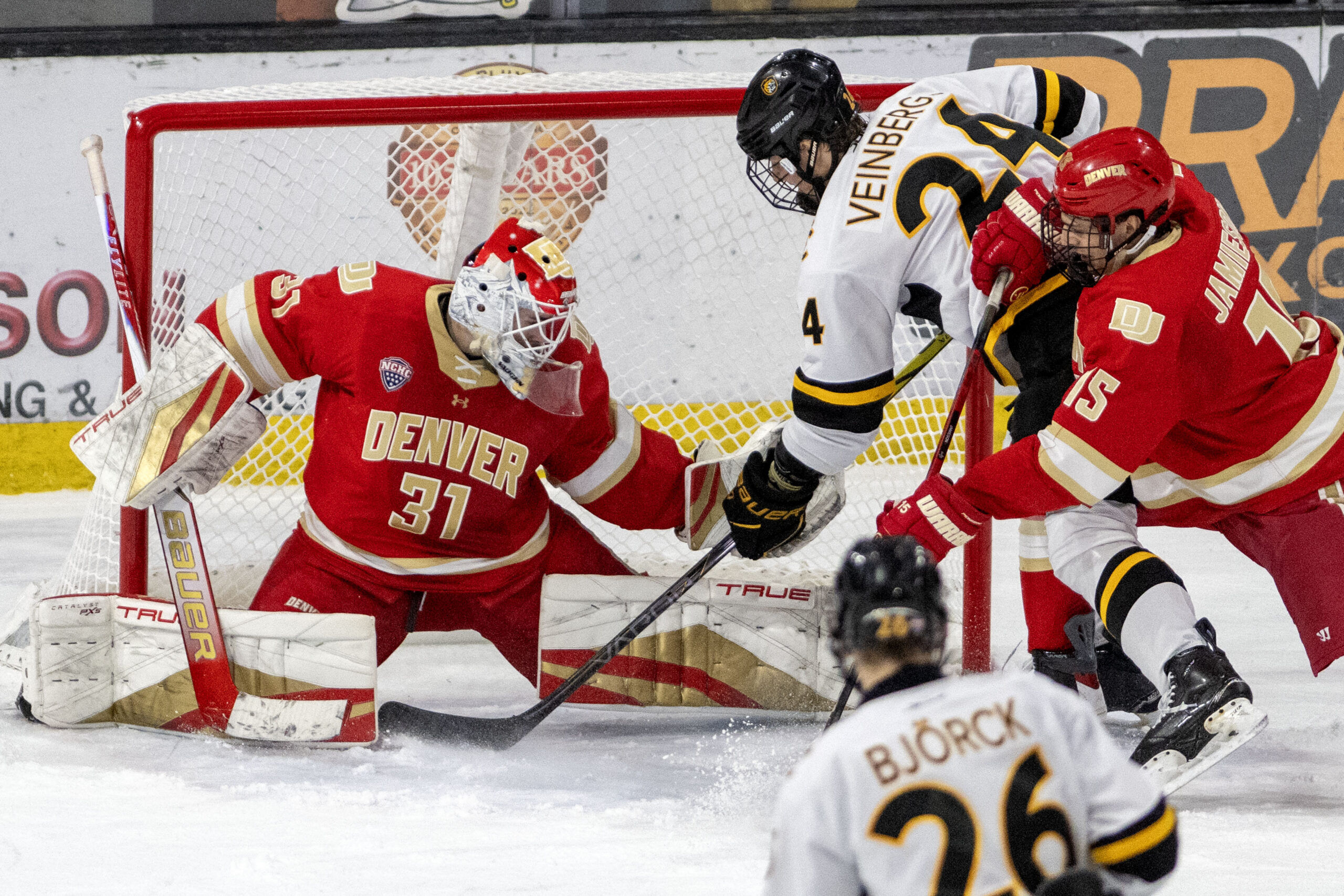 No. 8 DU Pioneers clinch Gold Pan trophy for 7th straight season with tie at Colorado College