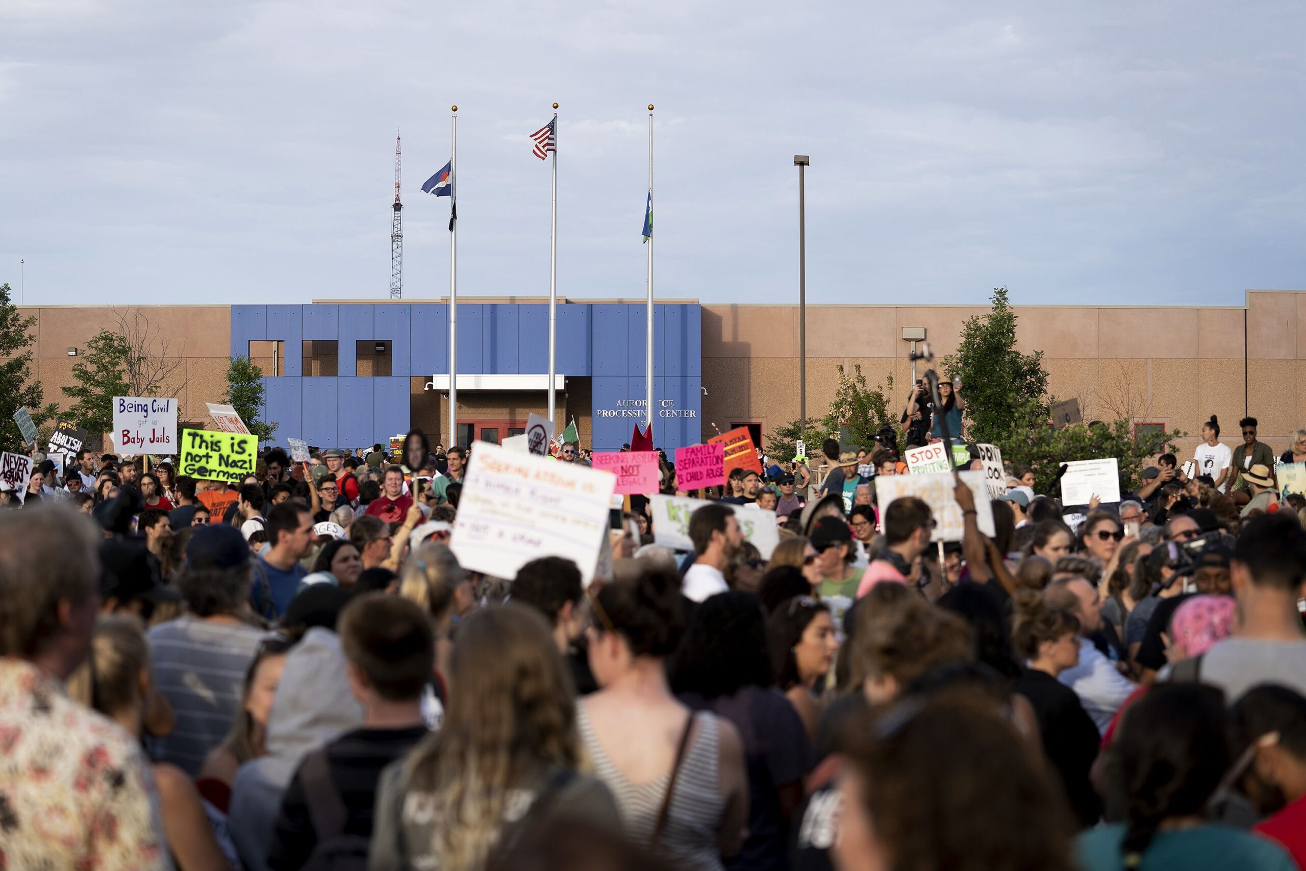 Report claims poor living, health, food conditions at Aurora ICE detention center