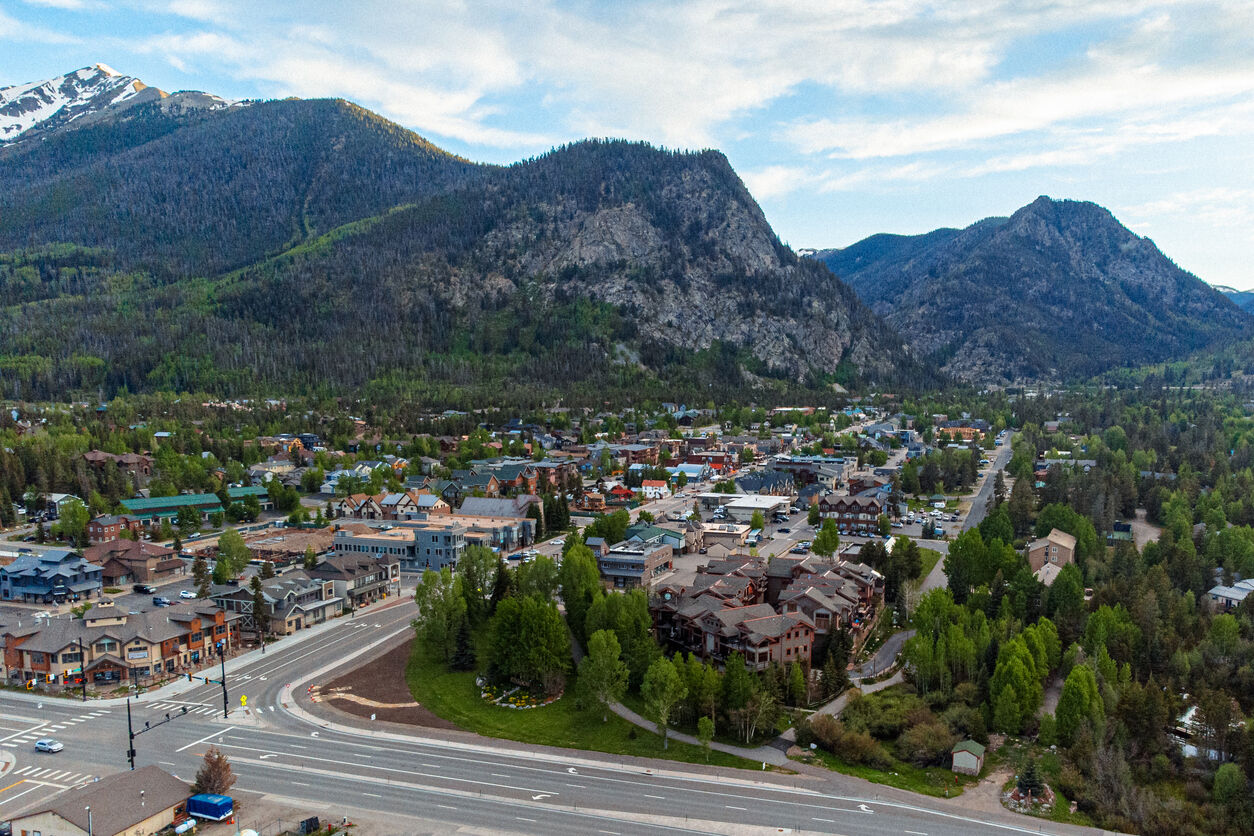 Mother and son get ‘cliffed out’ above Colorado mountain town