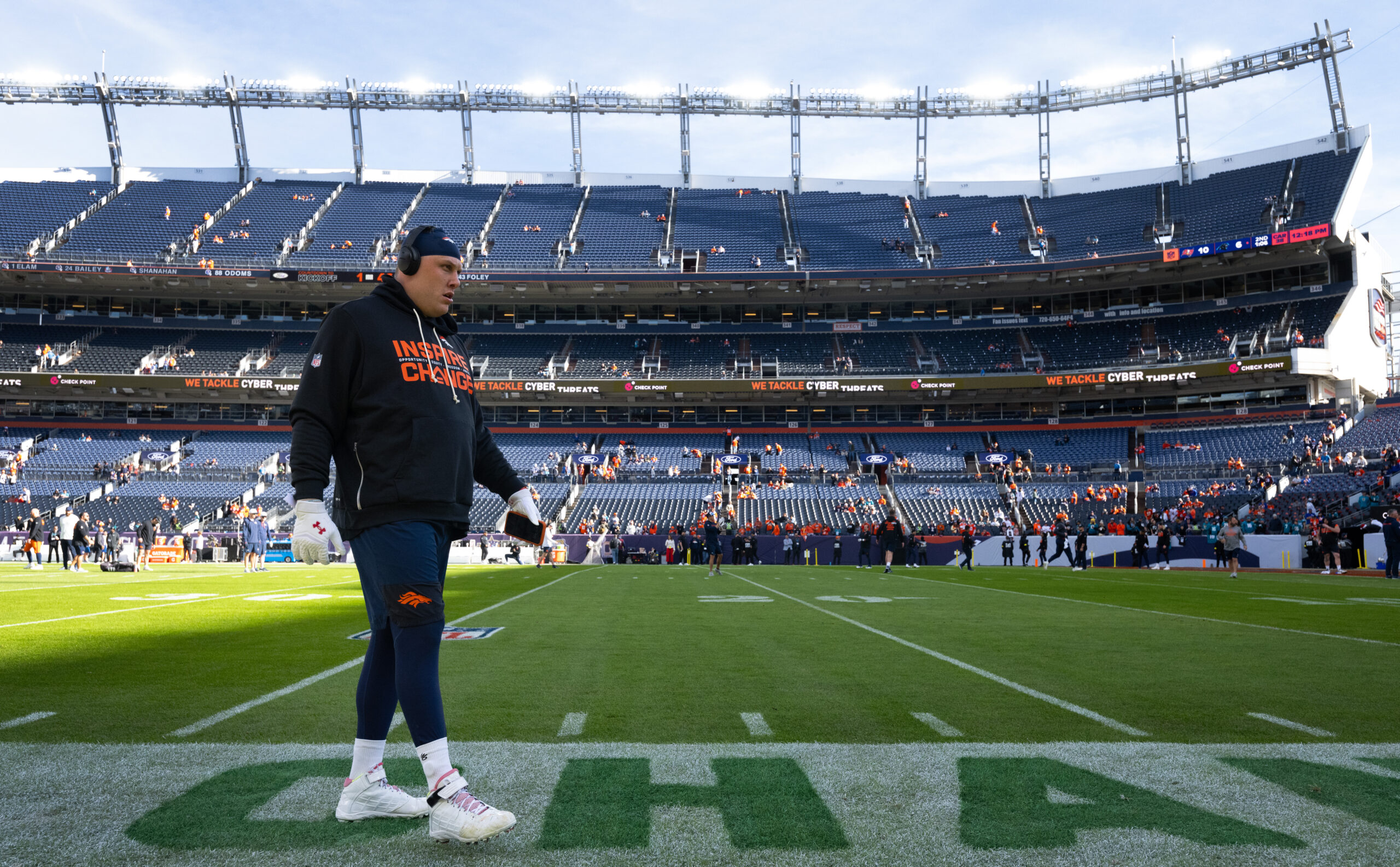 Broncos’ Garett Bolles reacts to trade for WR Jaylen Waddle, drafting RB Jonah Coleman