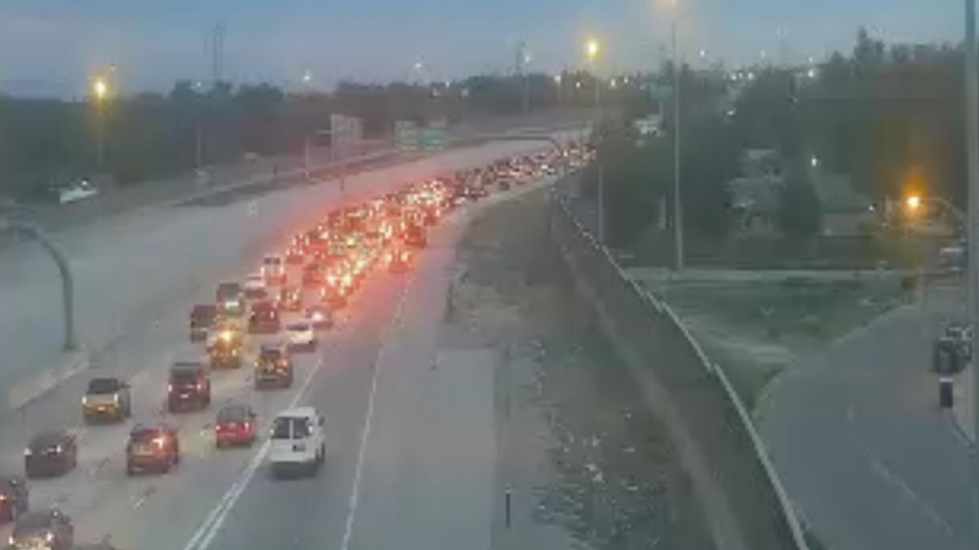 Five-car crash closes southbound lanes of I-225 in Aurora