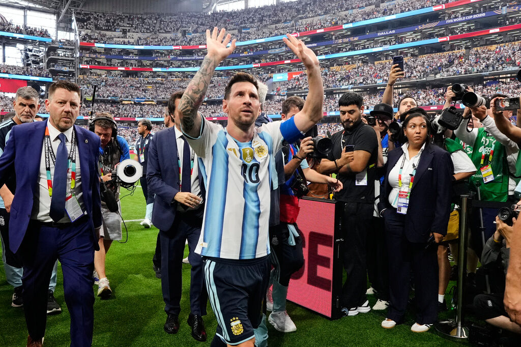 Lionel Messi breaks World Cup scoring record with his 17th and 18th goals in Argentina win