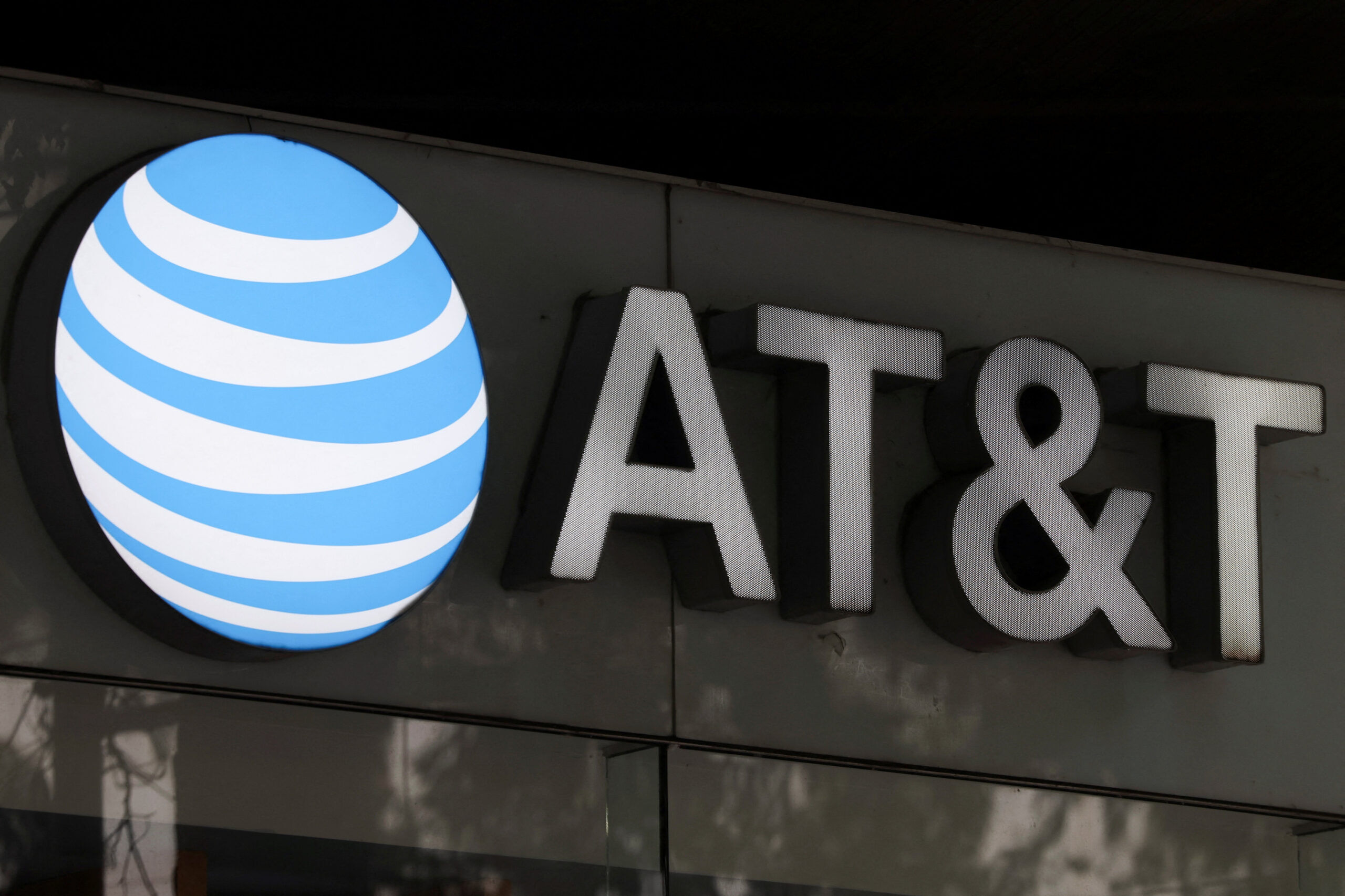 Supreme Court upholds FCC’s ability to penalize AT&T and Verizon