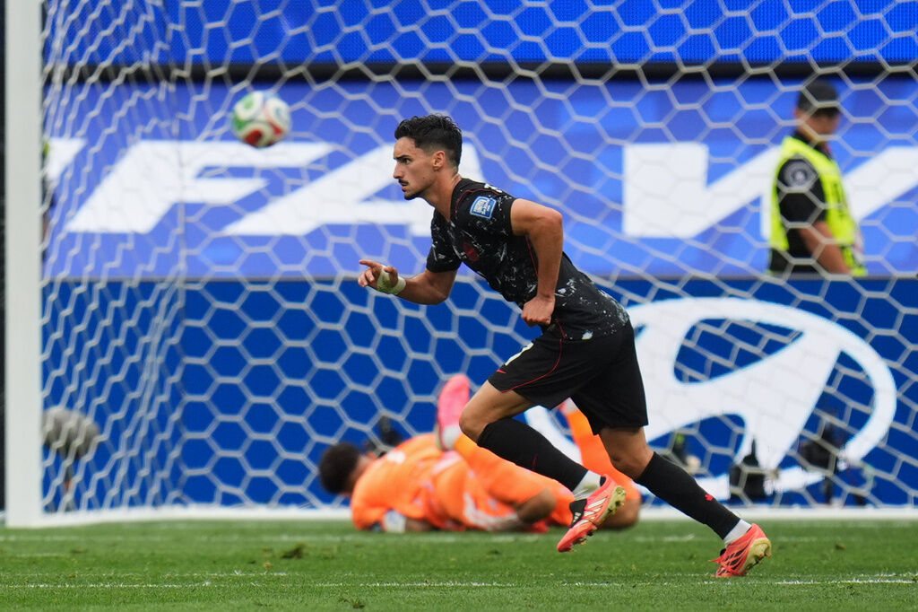 Canada's Stephen Eustaquio (7) celebrates scoring their opening goal against South Africa during the World Cup round of 32 soccer match in Inglewood, Calif., near Los Angeles, Sunday, June 28, 2026. (AP Photo/Manu Fernandez)