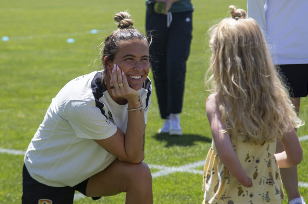 Denver Summit FC’s Carson Pickett leaves lasting impression on kids with limb differences | NWSL Insider