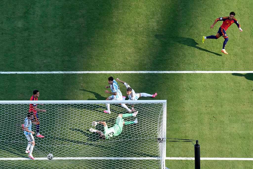 Spain battle past 10-man Argentina 1-0 in extra time to win World Cup