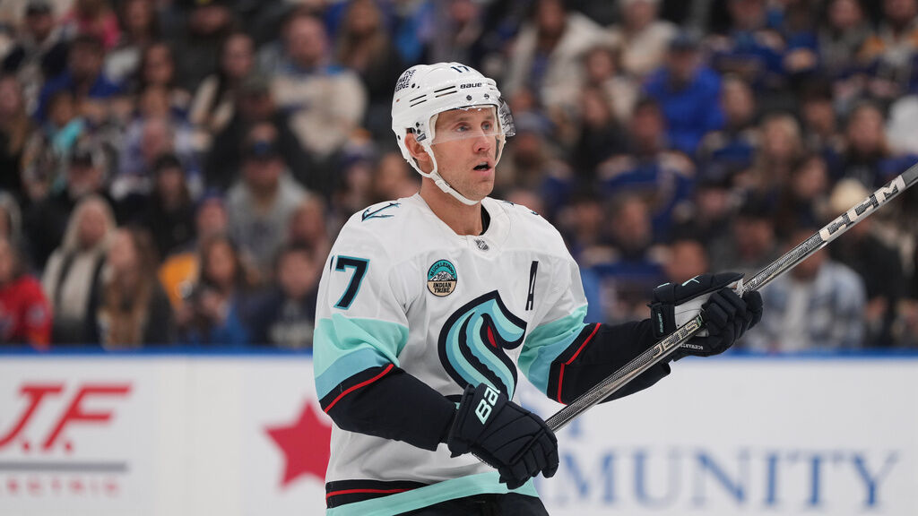 Avalanche sign former Colorado College forward Jaden Schwartz to 3-year contract, add depth defenseman