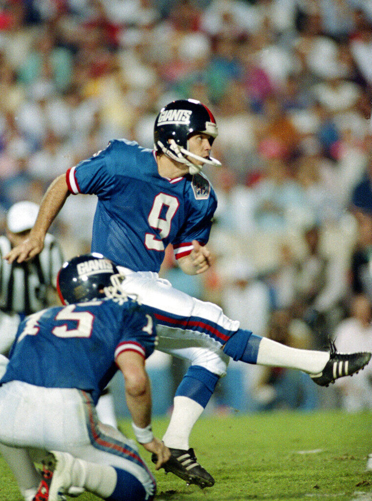New York Giants Matt Bahr kicks fourth quarter field goal that is the game winner as the Giants beat the Buafflo Bills 20-19 in Super Bowl XXV in Tampa, Fla. (AP Photo/Craig Fujii)